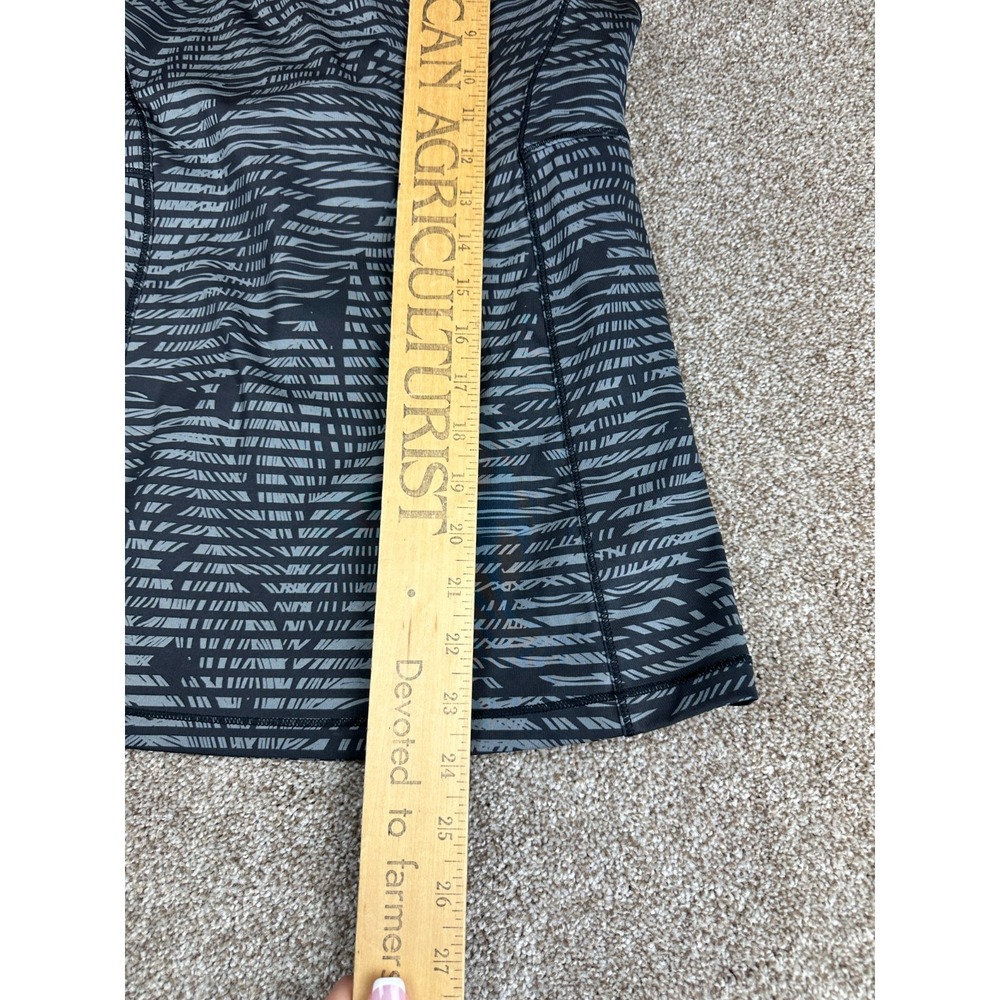Lululemon Tank Top Women's 4 Black Stripe Running In The City‎ Shelf Bra Tank - Picture 4 of 11